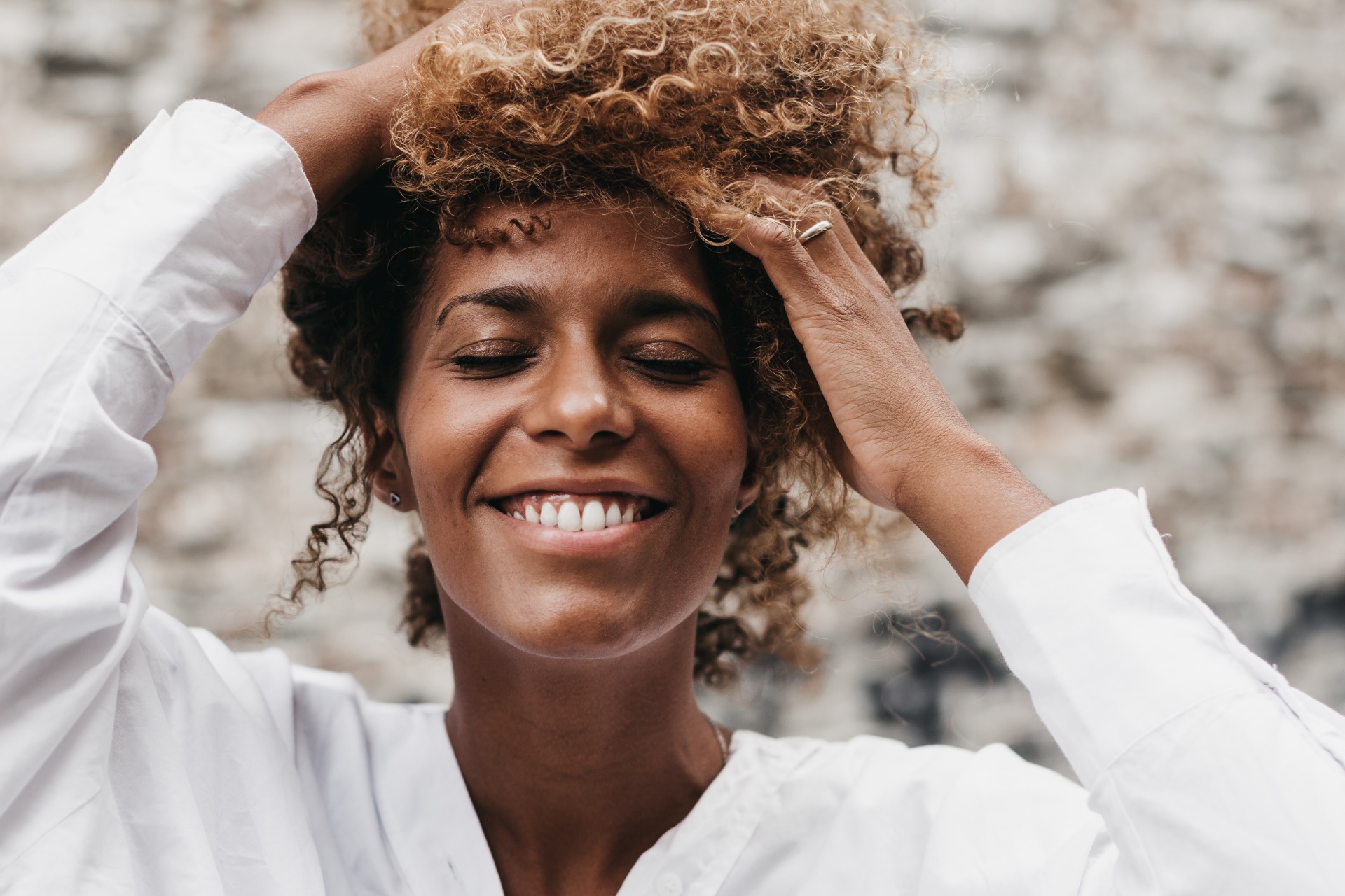 Portret lachende vrouw straat door fotograaf Lucie Bataillie