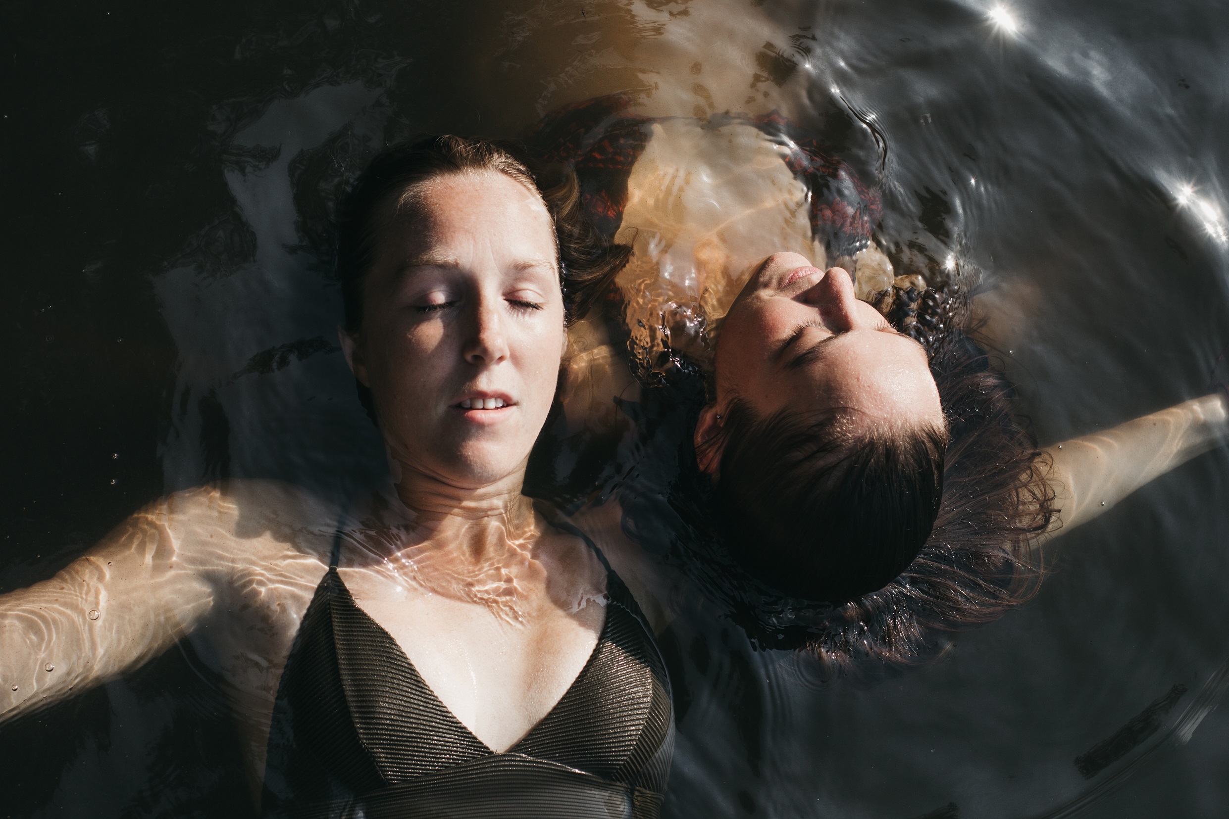 Portret zussen in het water door fotograaf Lucie Bataillie