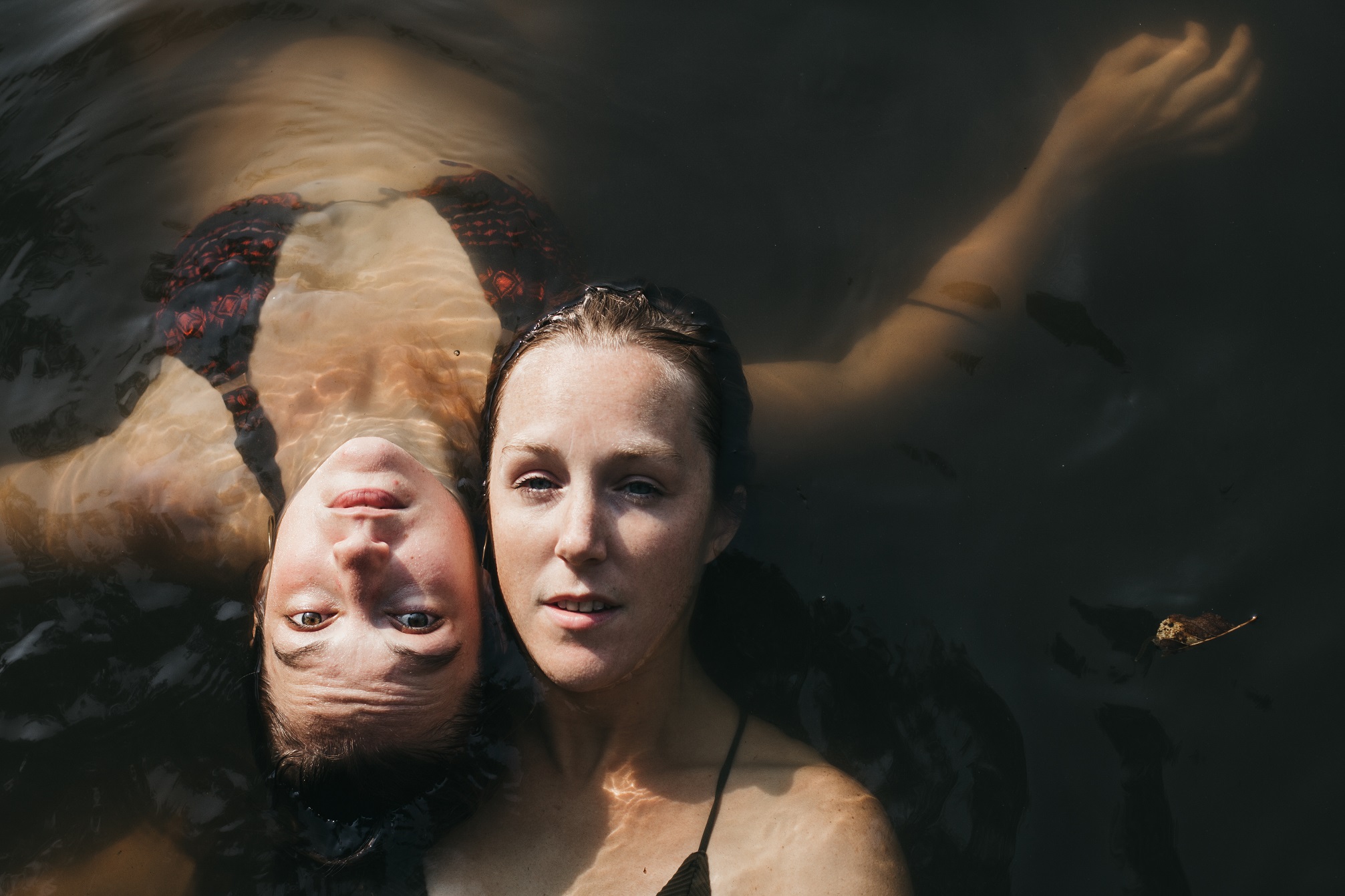 Portret zussen in water spontaan door fotograaf Lucie Bataillie uit Gent
