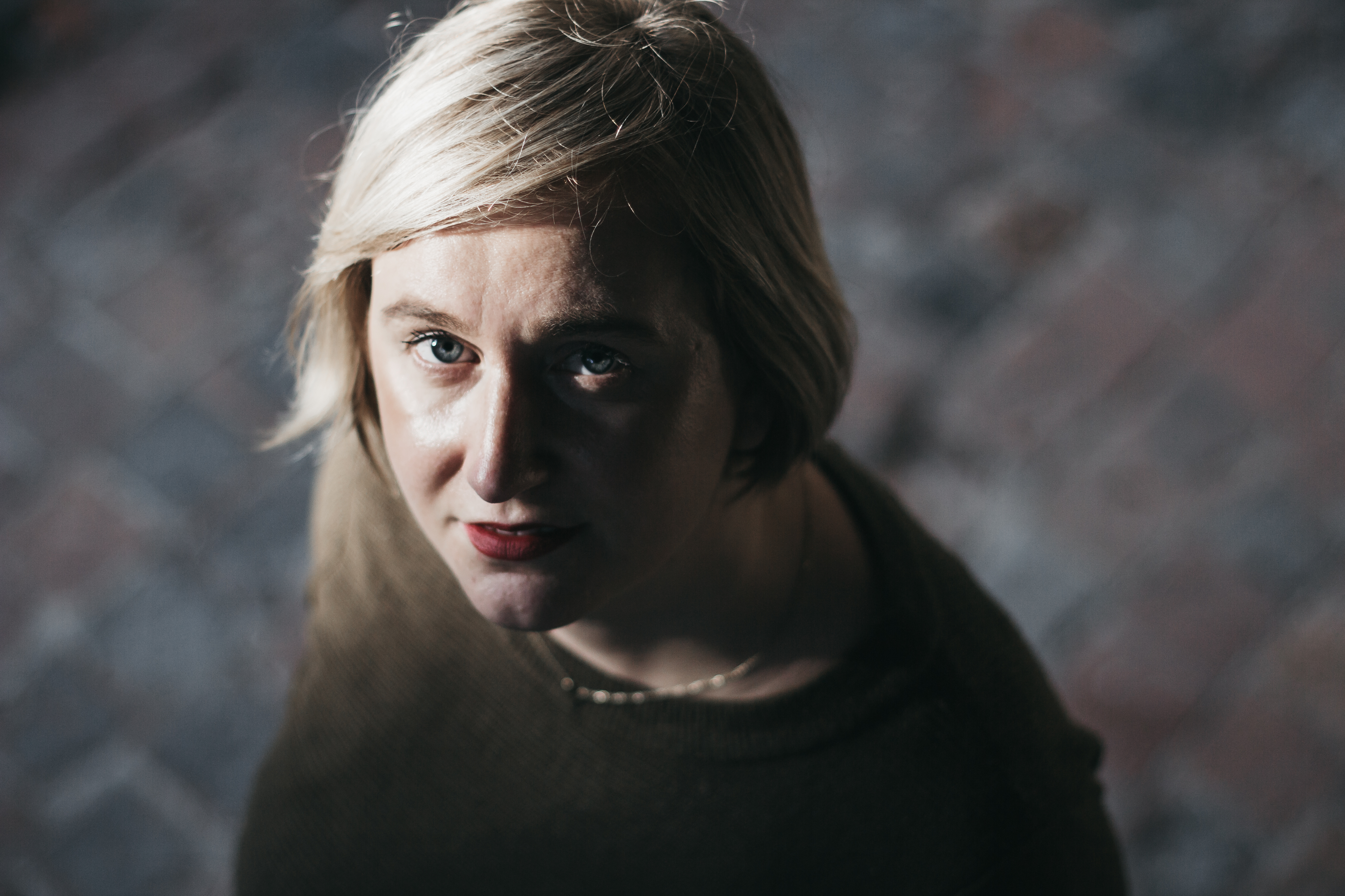 Portret vrouw op locatie door fotograaf Lucie Bataillie uit Gent