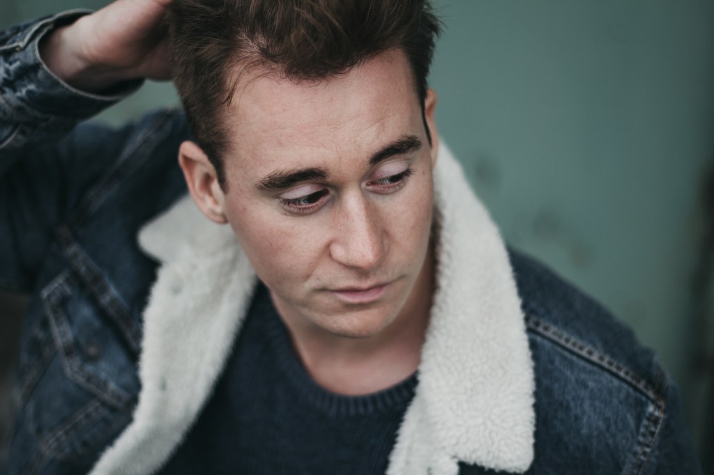 Portret man op locatie spontaan door fotograaf Lucie Bataillie uit Gent