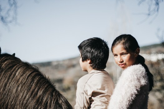 Portret broer en zus in natuur spontaan door fotograaf Lucie Bataillie uit Gent