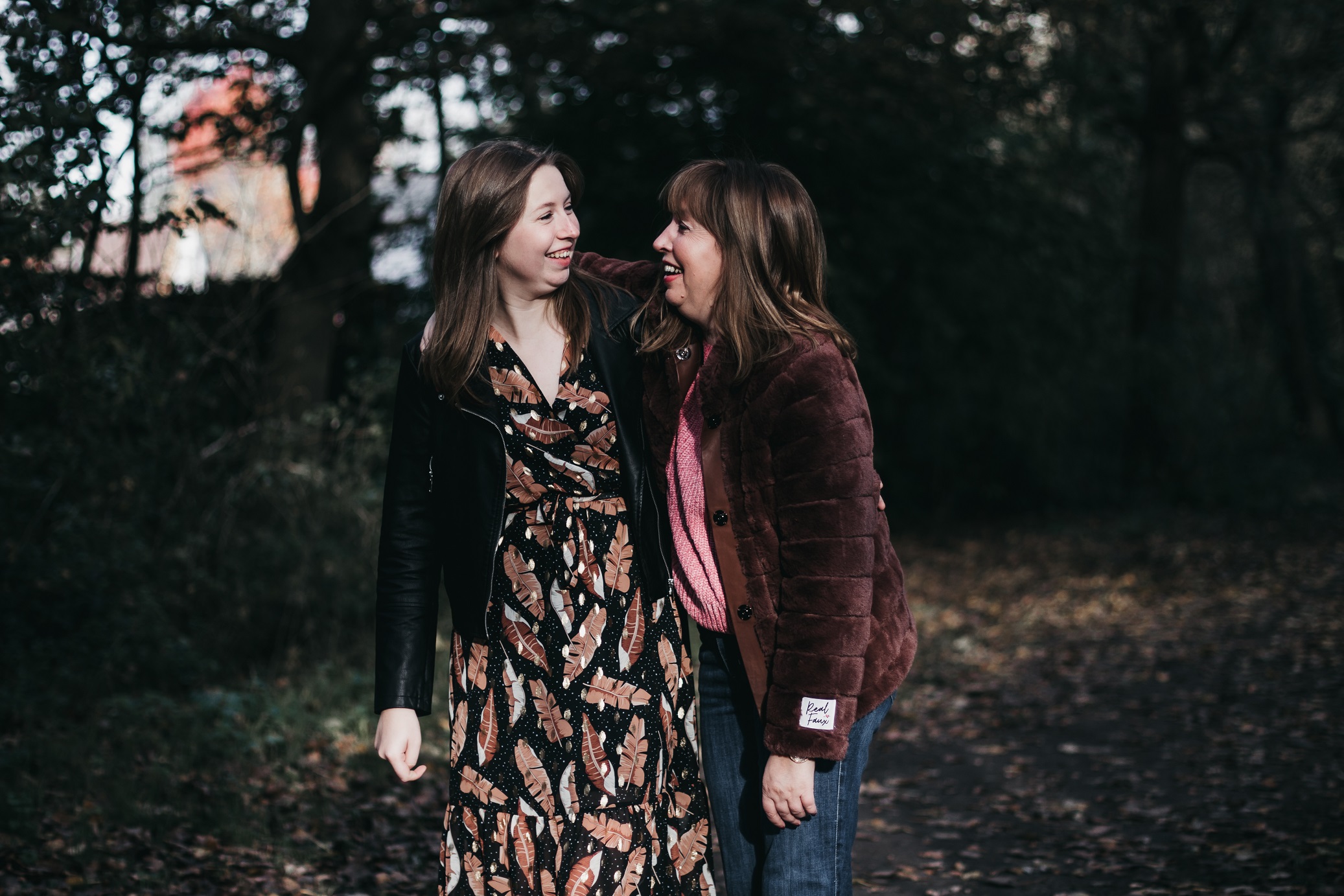 Portret moeder en dochter in natuur spontaan door fotograaf Lucie Bataillie uit Gent