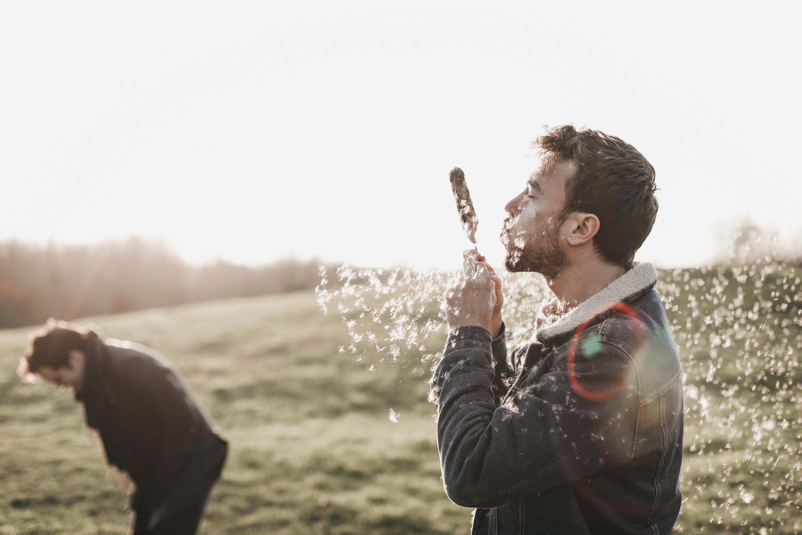 Portret lachende vrienden in natuur spontaan door fotograaf Lucie Bataillie uit Gent