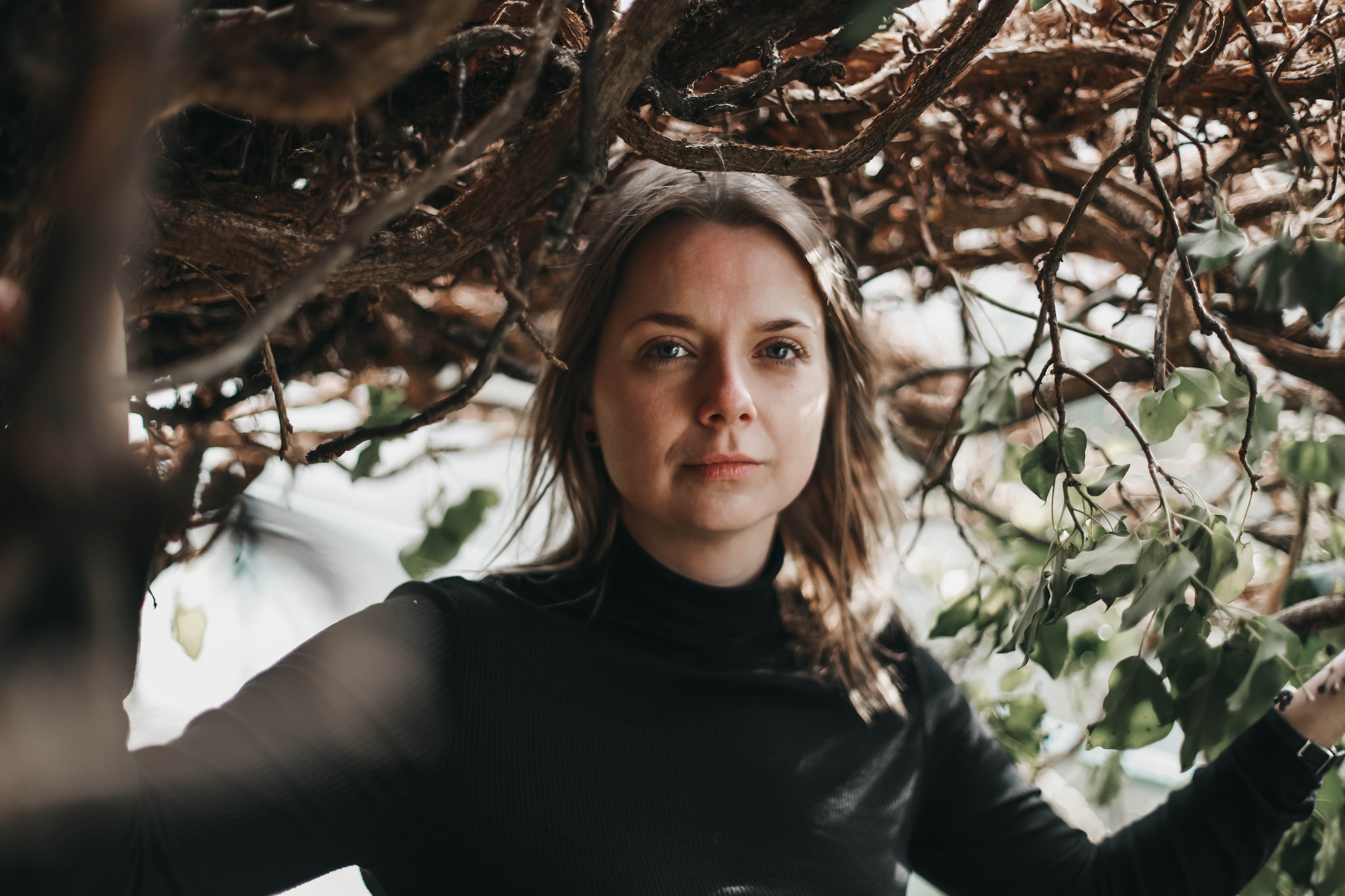 Portret vrouw in natuur spontaan door fotograaf Lucie Bataillie uit Gent